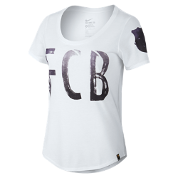NoneЖенская футболка с коротким рукавом FC Barcelona Squad из мягкой смесовой ткани обеспечивает длительный комфорт.<br>