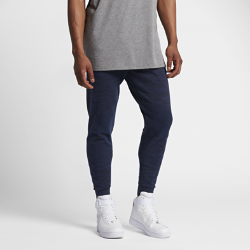 NoneMen<br>Мужские брюки Nike Tech Knit с продуманным расположением вставок из мягкой дышащей ткани обеспечивают тепло и плотную естественную посадку.<br>