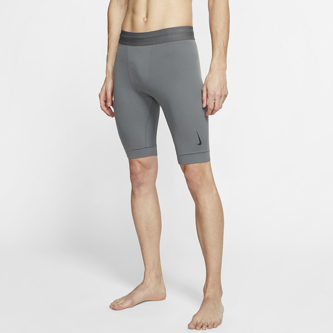 фото Мужские шорты из ткани infinalon nike yoga dri-fit - серый