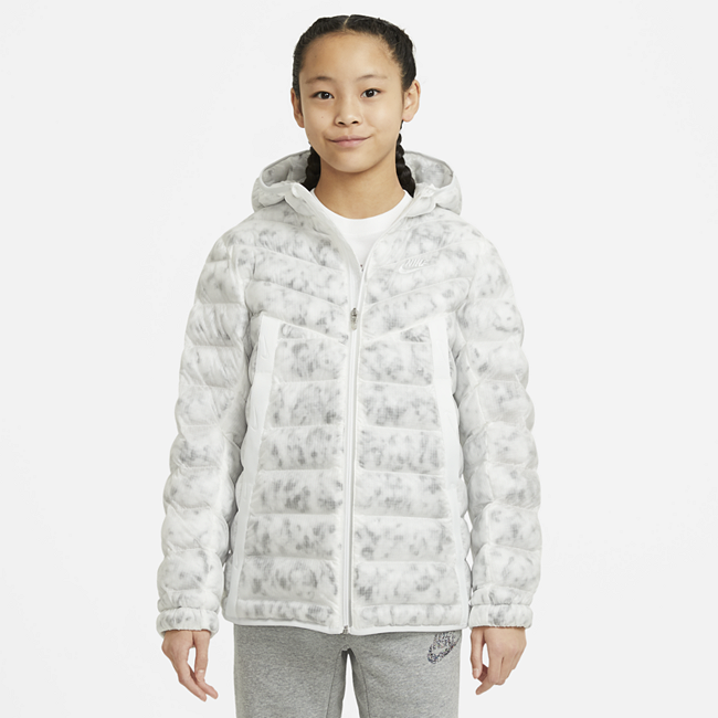 фото Куртка с синтетическим утеплителем, водоотталкивающим покрытием и мраморным узором для школьников nike sportswear - белый