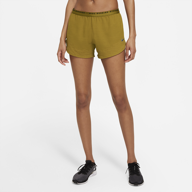 фото Женские беговые шорты из высокотехнологичного полотна nike run division - зеленый