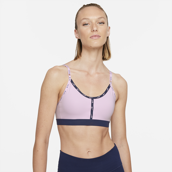 фото Спортивное бра с легкой поддержкой для йоги с вкладышем и логотипом nike dri-fit indy - розовый