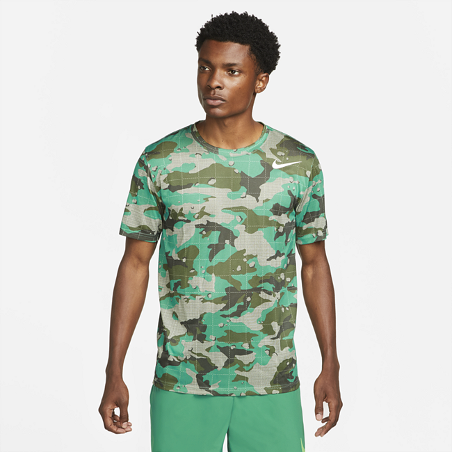 фото Мужская футболка с камуфляжным принтом для тренинга nike dri-fit - зеленый