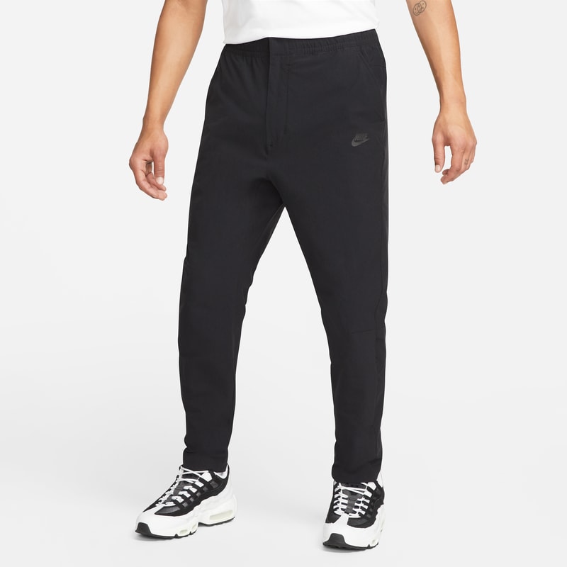 Męskie spodnie z tkaniny do dojazdów do pracy Nike Sportswear - Czerń