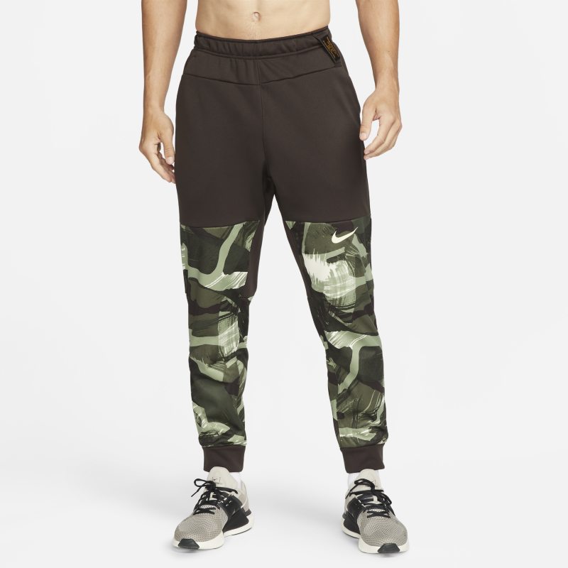 Avsmalnande träningsbyxor med kamouflagemönster Nike Therma-FIT för män - Brun