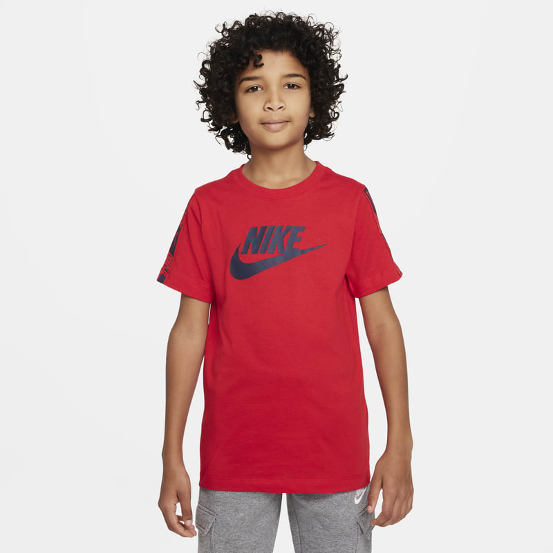 T-shirt dla dużych dzieci (chłopców) Nike Sportswear Repeat - Czerwony