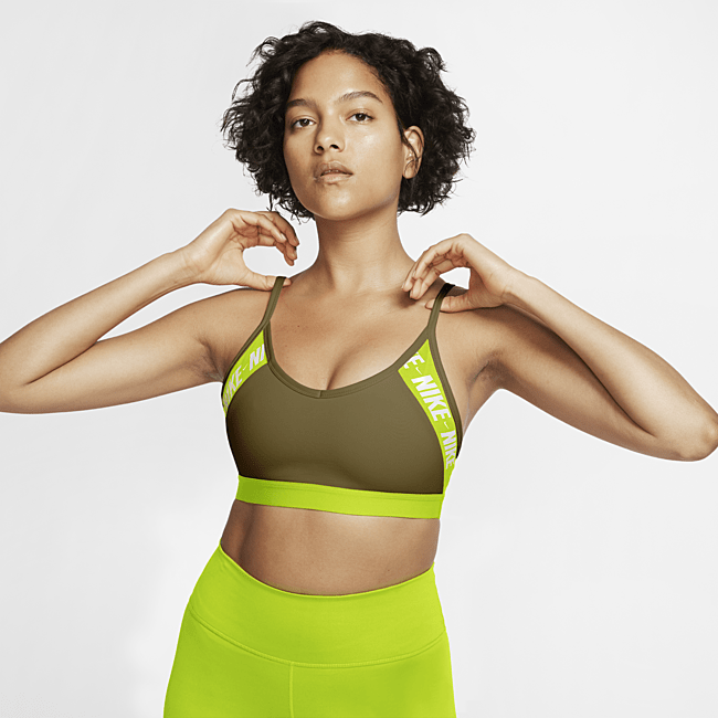 фото Спортивное бра с легкой поддержкой для йоги с вкладышем и логотипом nike dri-fit indy - зеленый