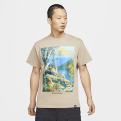 ＜ナイキ（NIKE）公式ストア＞ ナイキ AGG 'Crater Lake' ショートスリーブ Tシャツ DA4878-247 ブラウン画像