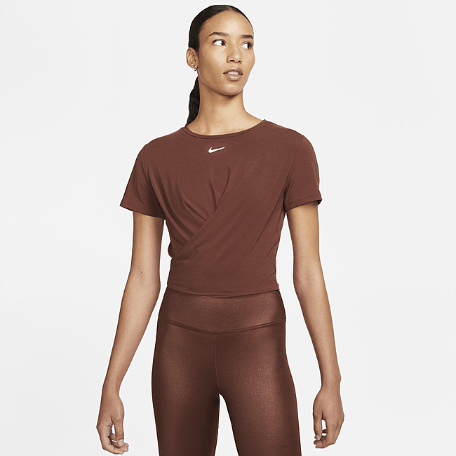 фото Женская футболка с коротким рукавом со стандартной посадкой и перекрученной деталью nike dri-fit one luxe - коричневый