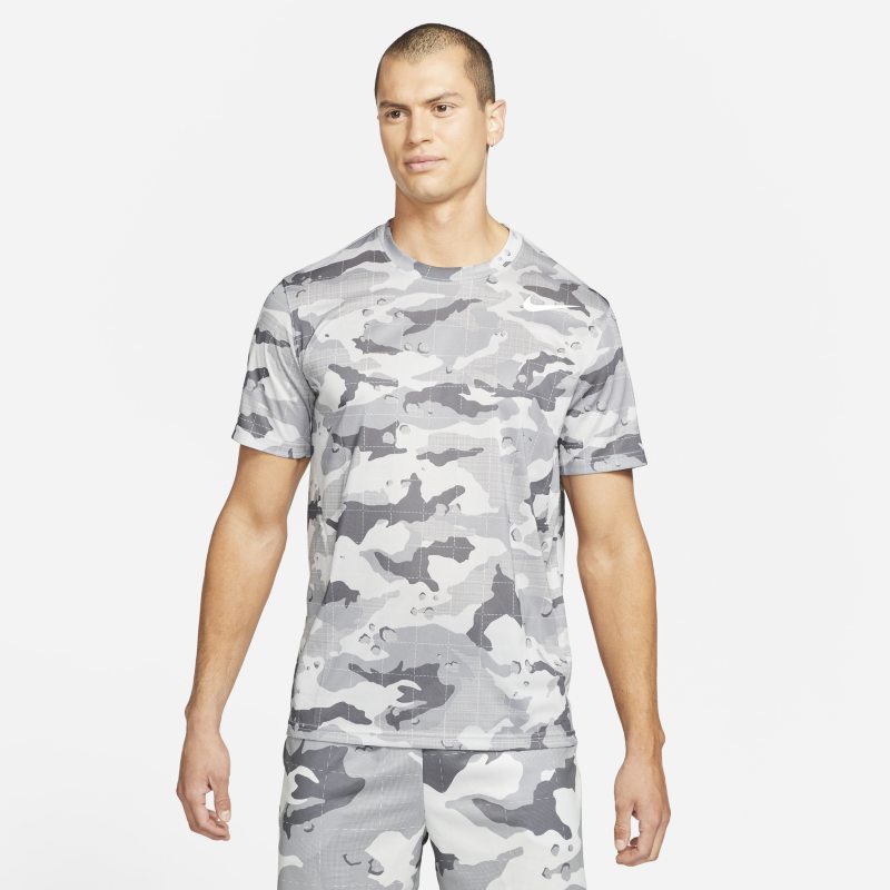 Nike Dri-FIT Camiseta de entrenamiento con estampado de camuflaje - Hombre - Gris