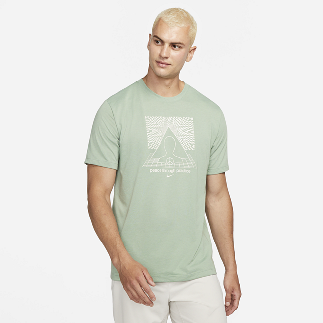 фото Мужская футболка с графикой nike yoga dri-fit - зеленый